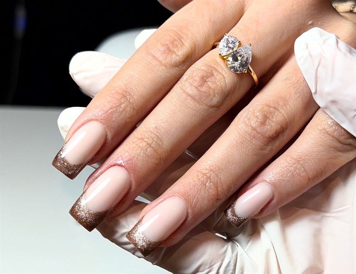 French pailletée bronze sur ongles longs — Xela Nails Genève