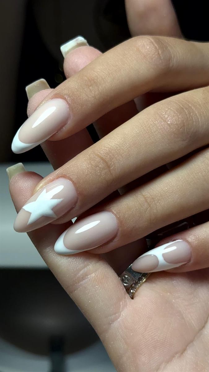 French blanche avec nail art étoile — Xela Nails Genève