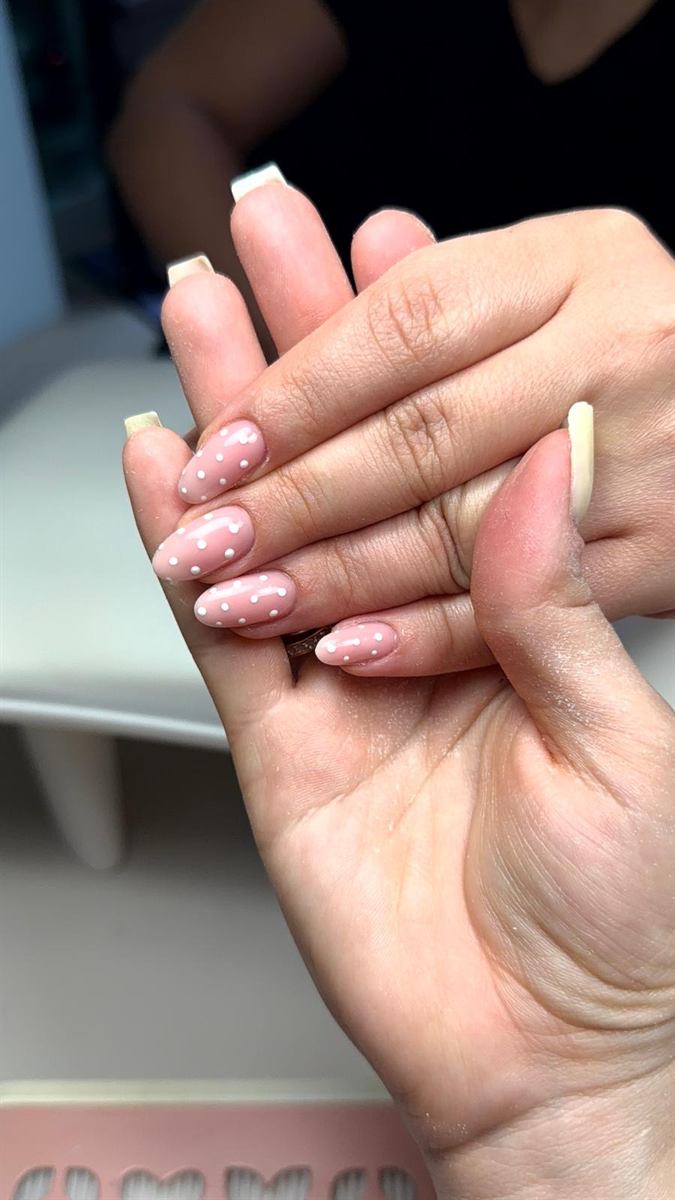 Nail art à pois blancs sur base rose — Xela Nails Genève