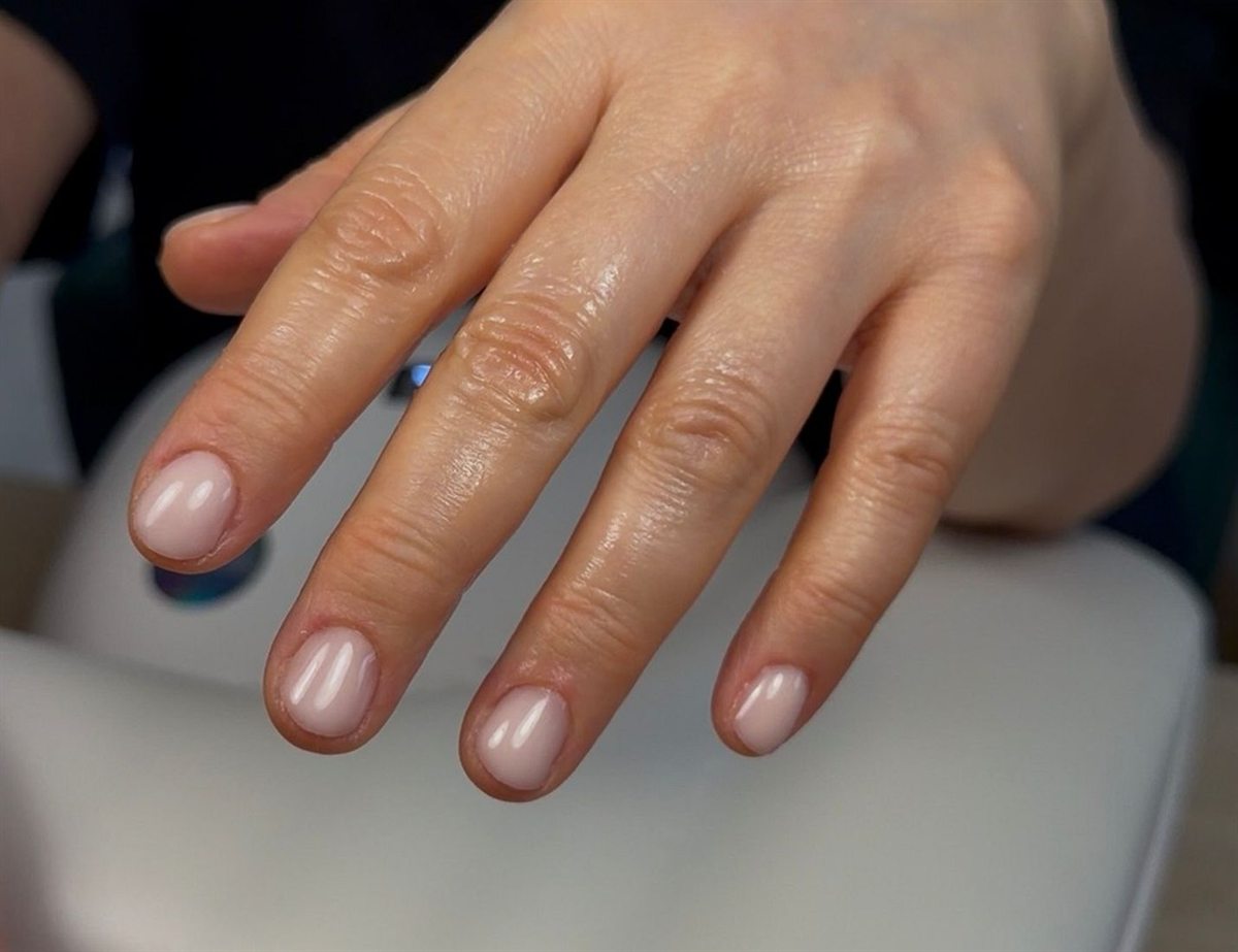 Manucure russe naturelle nude — Xela Nails Genève