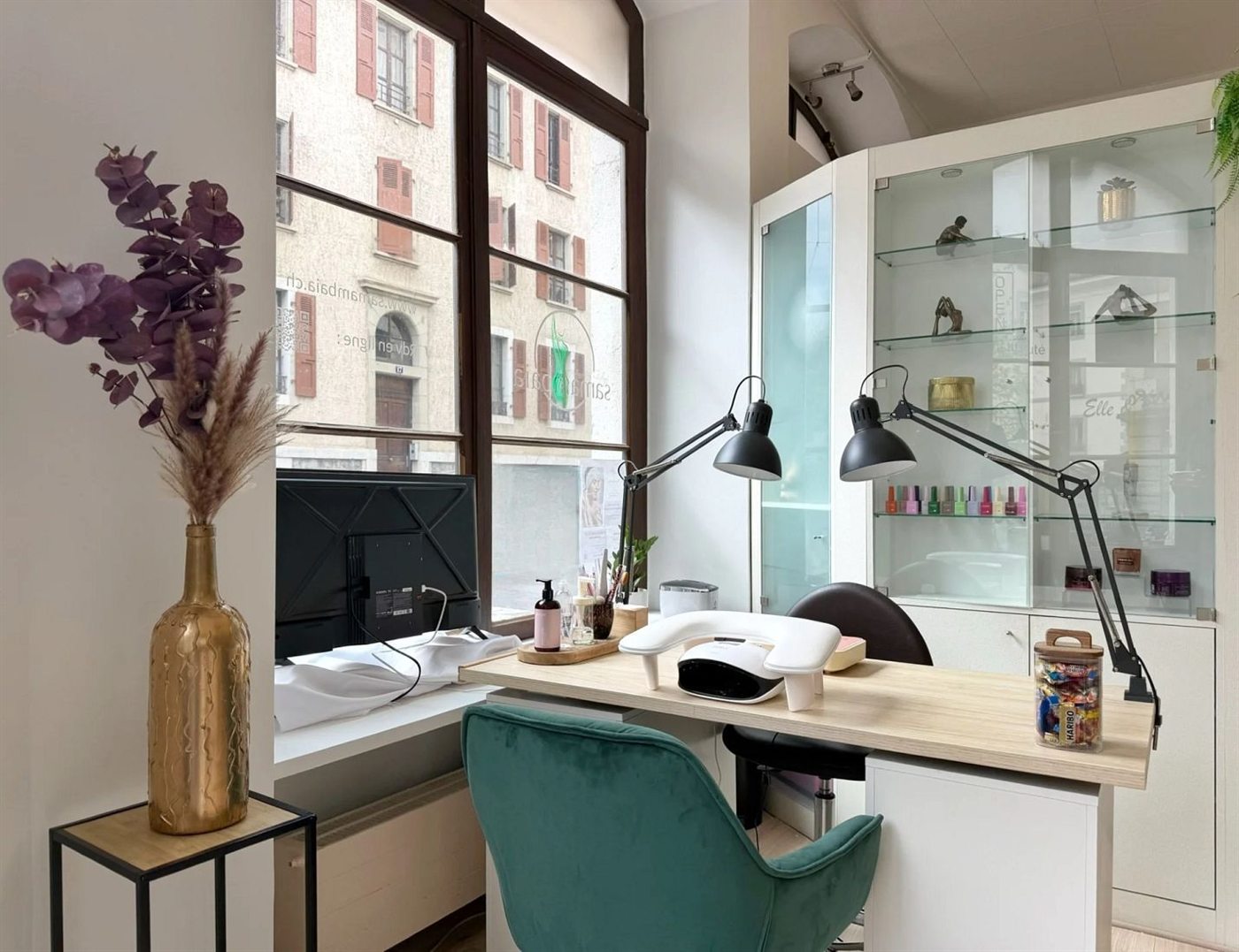 Intérieur du salon Xela Nails, Rue des Grottes, Genève — fauteuil vert, poste de manucure près de la fenêtre
